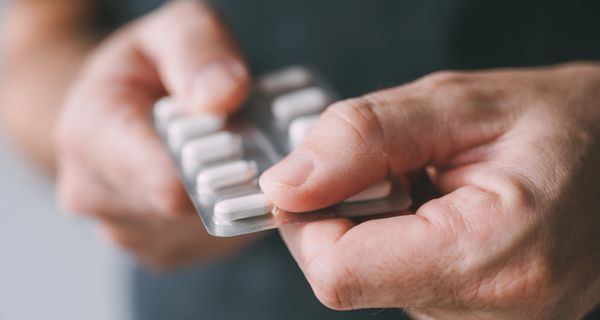 Hände halten einen Tabletten-Blister.