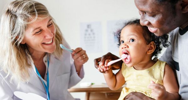 Eltern können mit ihren Babys künftig schon ab dem 6. Monat zum Zahnarzt gehen.