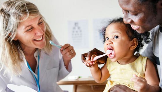 Eltern können mit ihren Babys künftig schon ab dem 6. Monat zum Zahnarzt gehen.