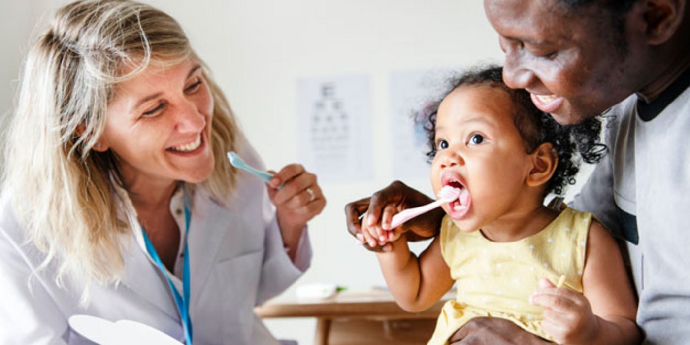 Eltern können mit ihren Babys künftig schon ab dem 6. Monat zum Zahnarzt gehen.