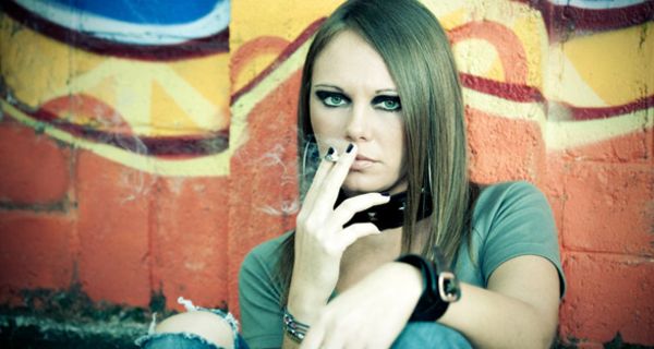 Jugendliches Mädchen raucht Joint.