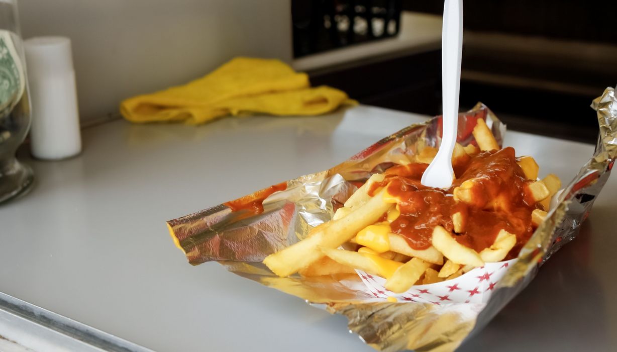 Foto von Pommes mit Ketchup aus der Imbissbude.