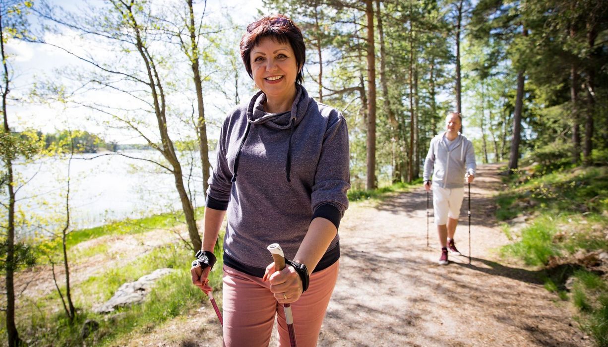 Frau beim Walken in der Natur.