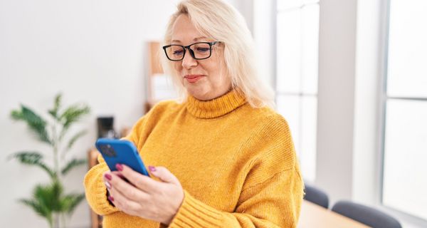 Ältere Frau mit einem Smartphone. 