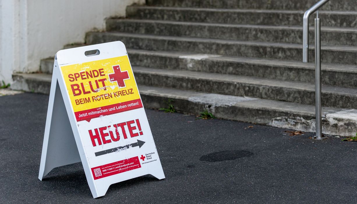 Schild mit einem Hinweis zur Blutspende.
