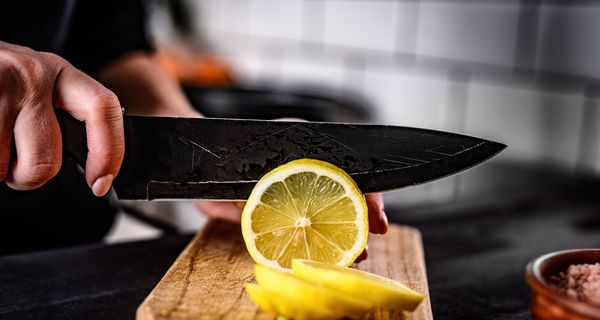 Mann, schneidet eine Zitrone. 