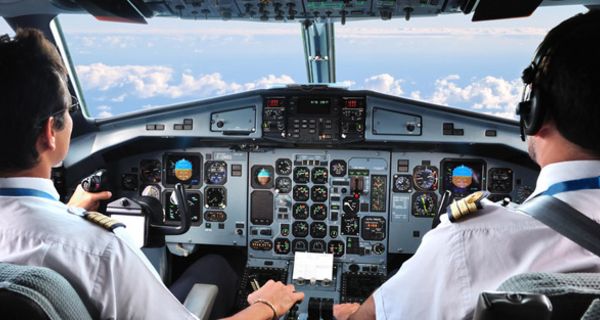 Zwei Piloten im Cockpit eines Flugzeugs