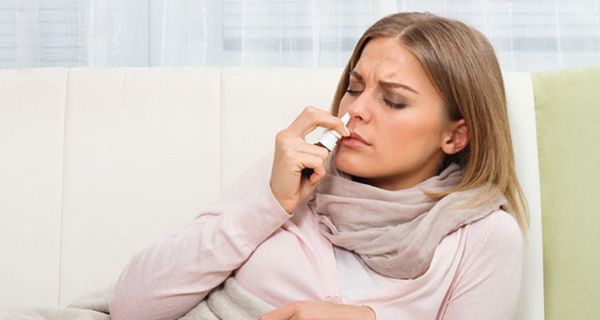 Wie man Nasenspray am besten anwendet, haben Forscher untersucht.
