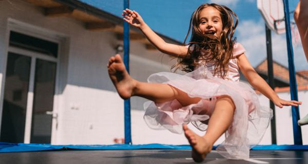 Kinder springen gerne auf dem Trampolin.