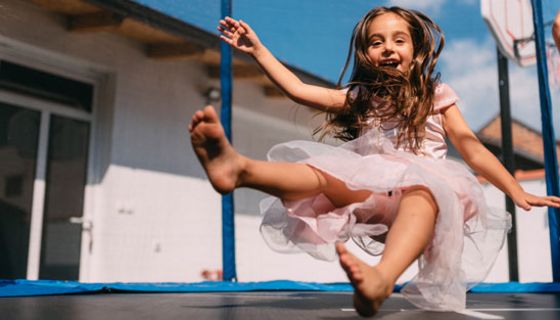 Kinder springen gerne auf dem Trampolin.