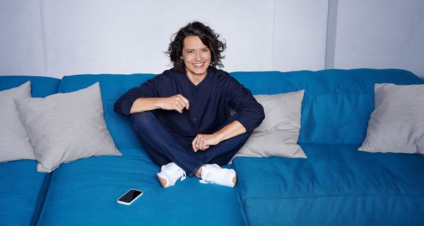 Schauspielerin Ulrike Folkerts auf der Couch.