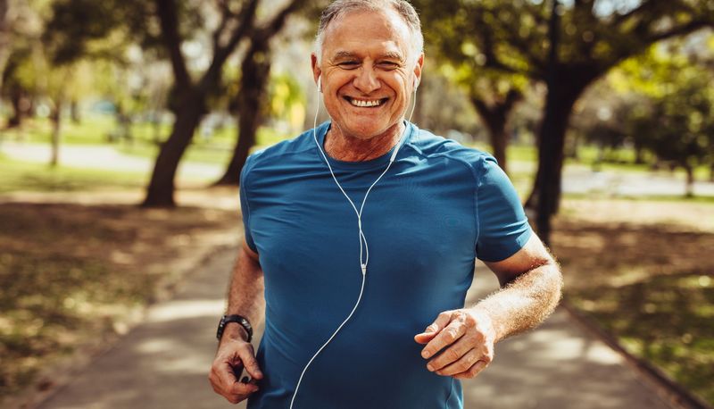 Mann, joggt mit Kopfhörern.