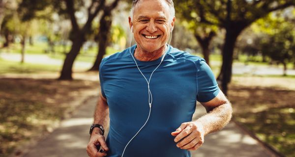 Mann, joggt mit Kopfhörern.