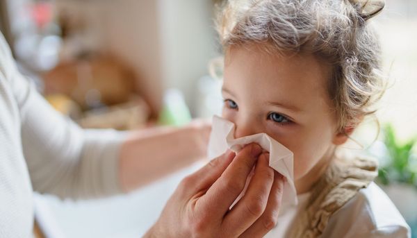 Erkältung, Grippe, RSV oder COVID-19: So erkennen Sie, was Ihr Kind hat