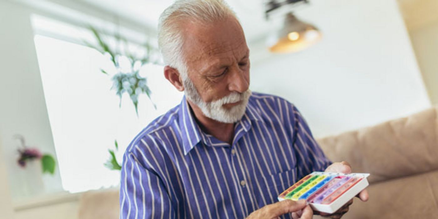 Die täglich einzunehmenden Tabletten werden für Parkinson-Patienten am besten in kleinen Bechern oder Schälchen bereitgestellt.