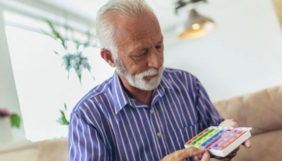 Die täglich einzunehmenden Tabletten werden für Parkinson-Patienten am besten in kleinen Bechern oder Schälchen bereitgestellt.