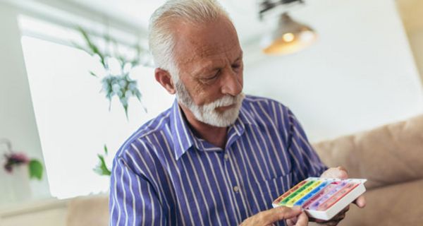 Die täglich einzunehmenden Tabletten werden für Parkinson-Patienten am besten in kleinen Bechern oder Schälchen bereitgestellt.