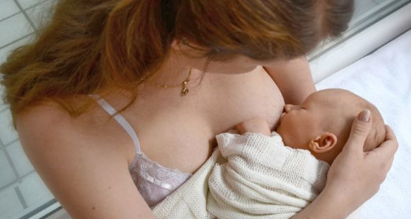 Mutter stillt Baby.