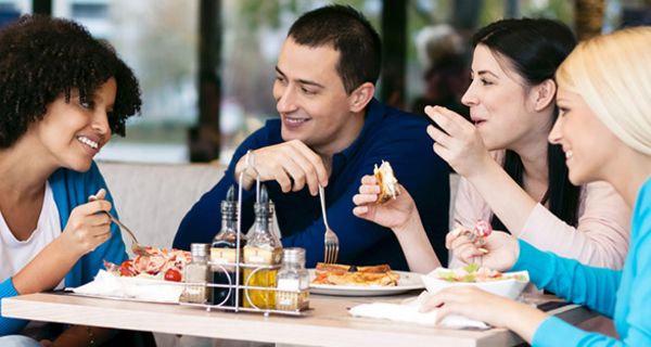 Männer langen beim Buffet kräftig zu, wenn Frauen anwesend sind.