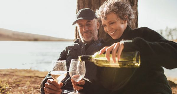 Ältere Menschen trinken häufiger Alkohol als jüngere.