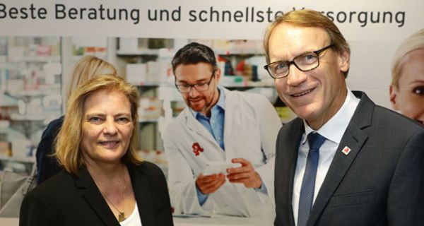 Sabine Weiss, die parlamentarische Staatssekretärin aus dem Bundesgesundheitsministerium, war der Einladung von Thomas Preis, dem Vorsitzenden des Apothekerverbandes Nordrhein e.V., nach Düsseldorf gefolgt.