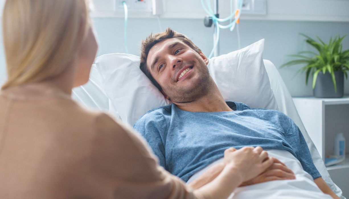 Mann im Krankenhausbett.