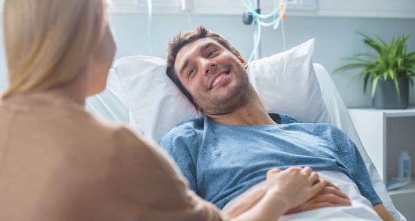 Mann im Krankenhausbett.