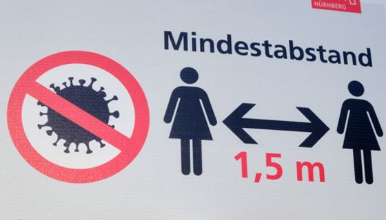 Abstand halten, wie hier ein Plakat der Stadt Nürnberg verdeutlicht, ist das Gebot der Stunde, um die Verbreitung von Sars-CoV-2 aufzuhalten.