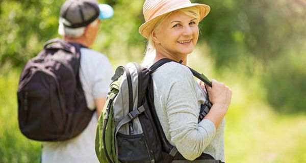 Postmenopausale Frauen vermeiden eine Gewichtszunahme durch Spazierengehen.