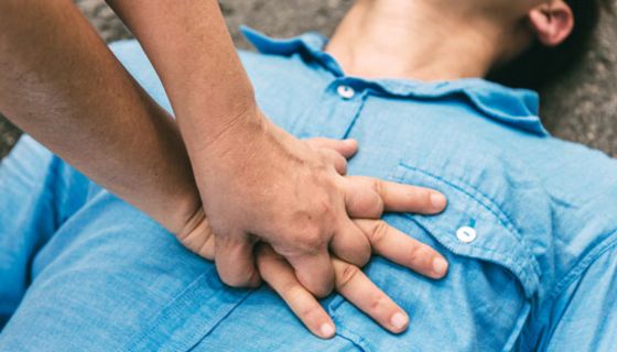 Herzdruckmassage ist wichtiger als Beatmung.
