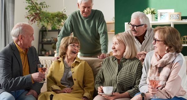 Gruppe von Senioren unterhält sich.