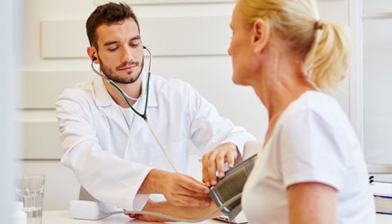 Das Gewicht scheint den Zeitpunkt der Menopause zu beeinflussen.