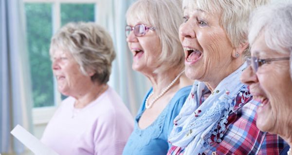 Singen verbsesert die Stimmung von Parkinson-Patienten.