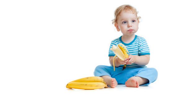 Kleinkind isst eine Banane