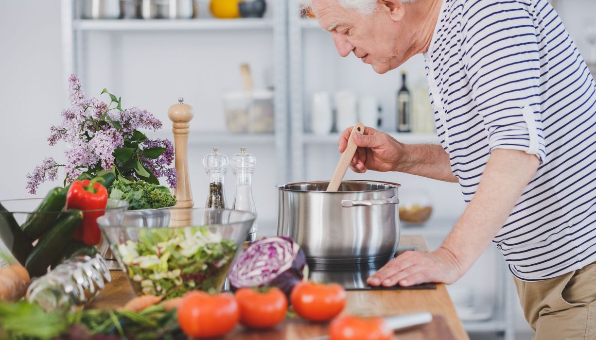  Gesunde Ernährung und Bewegung hilft auch Senioren dabei, ihr Gewicht zu halten oder überflüssige Pfunde loszuwerden. 