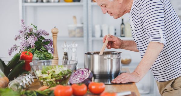  Gesunde Ernährung und Bewegung hilft auch Senioren dabei, ihr Gewicht zu halten oder überflüssige Pfunde loszuwerden. 