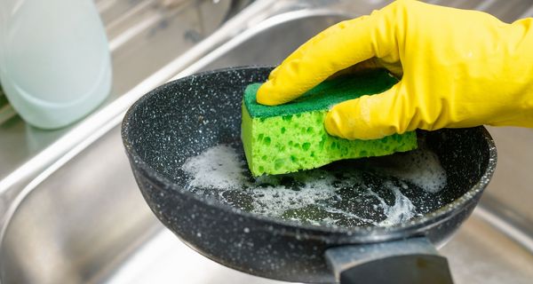Bratpfanne wird Schwamm gewaschen.