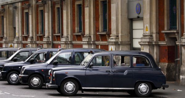 Londoner Taxis in einer Reihe.