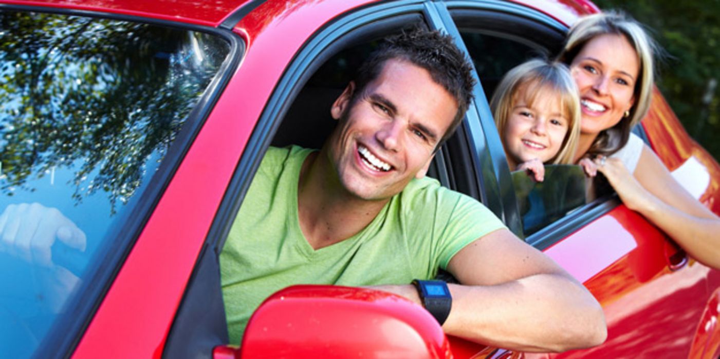 Familie schaut aus dem Auto