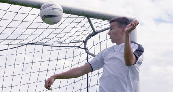 Fußballer beim Kopfball am Tor