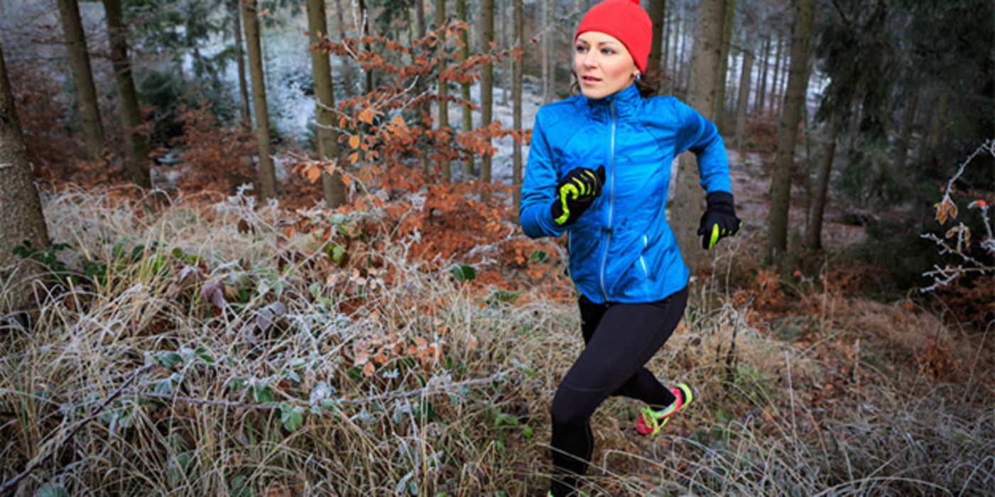 Mehrere Schichten atmungsaktiver Kleidung kombiniert mit reflektierenden, auffälligen Farben sind für den Jogger im Winter optimal.