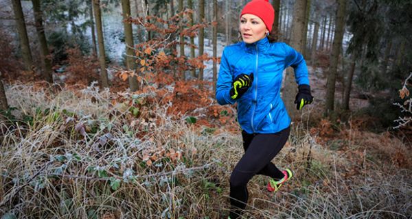 Mehrere Schichten atmungsaktiver Kleidung kombiniert mit reflektierenden, auffälligen Farben sind für den Jogger im Winter optimal.