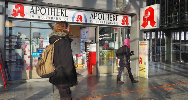 Apotheke in einem Bahnhof.