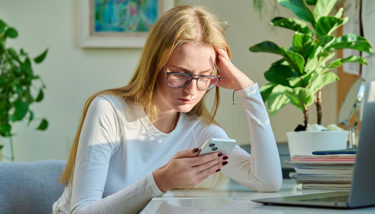 Junge Frau am Smartphone.