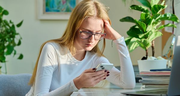 Junge Frau am Smartphone.