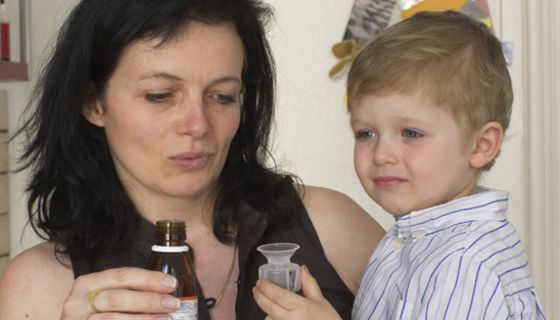 Kind nimmt Arzneimittelsaft ein.