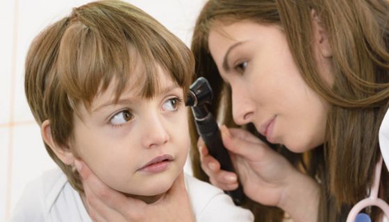 Von einer Mittelohrentzündung sind Kinder besonders häufig betroffen.