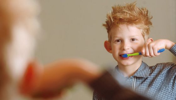 Junge putzt sich die Zähne