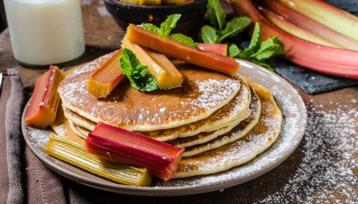 Buchweizen-Pfannkuchen mit Rhabarberquark | aponet.de