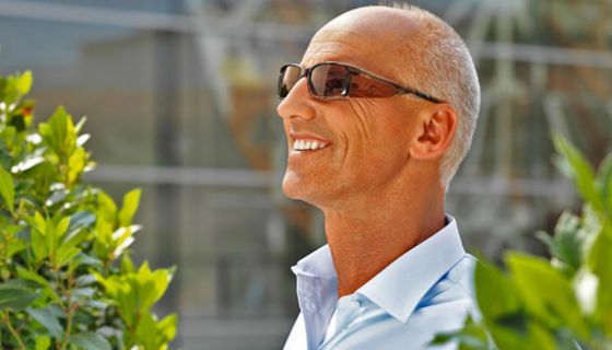 Mann mit Sonnenbrille